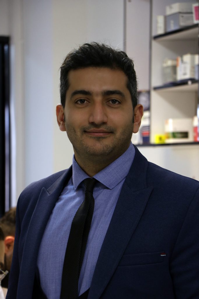 دکتر زارع مدیر کلینیک آفرینش کاشت